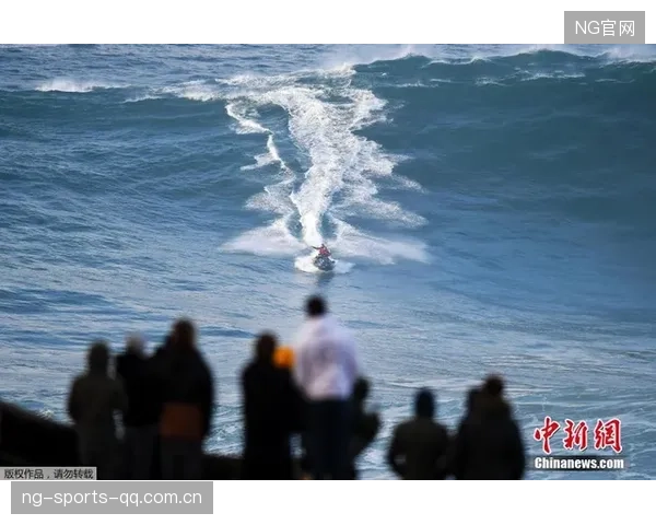 冲浪爱好者用无人机拍出“海上天使”画面，突破极限的极致美学